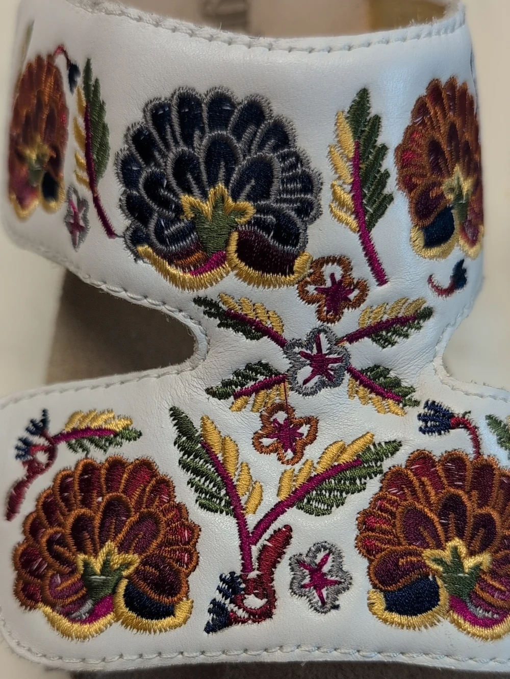 Alegria Linn-600N White Leather & Floral Embroidered Comfort Wedge Sz 39 = 8/8.5